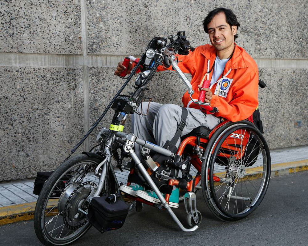 Ein Kunde mit einem manuellen Stricker-Handbike vor einer Mauer.
